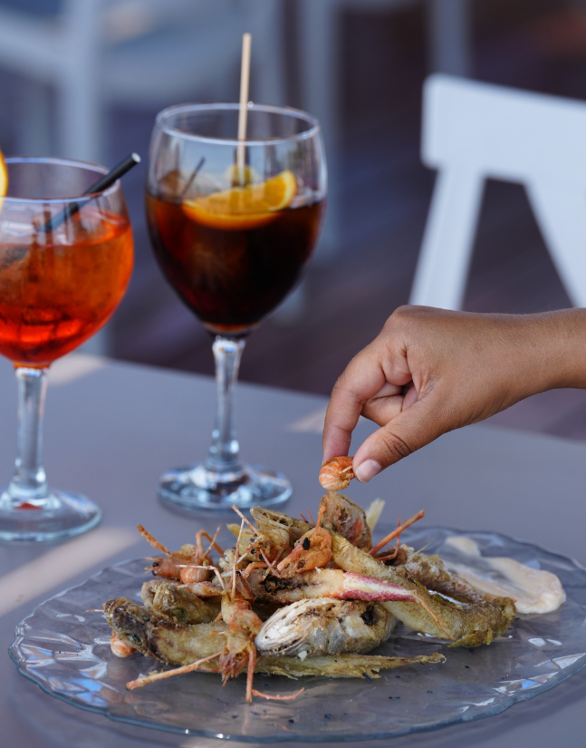 Peixet fregit amb begudes a taula